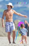 orlando-bloom-son-flynn-bloom-malibu-beach__oPt.jpg